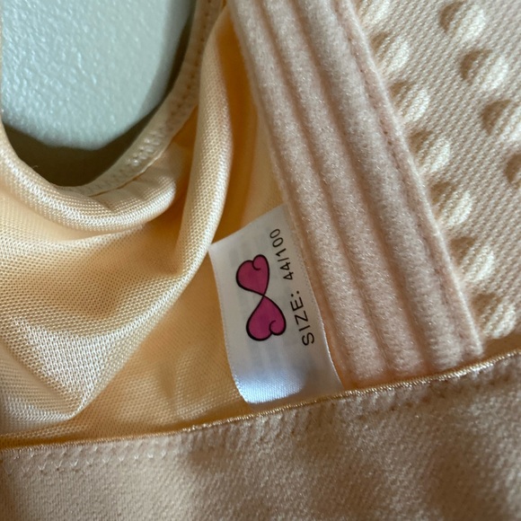 NWT nude/tan bra. Front closure - Picture 3 of 3